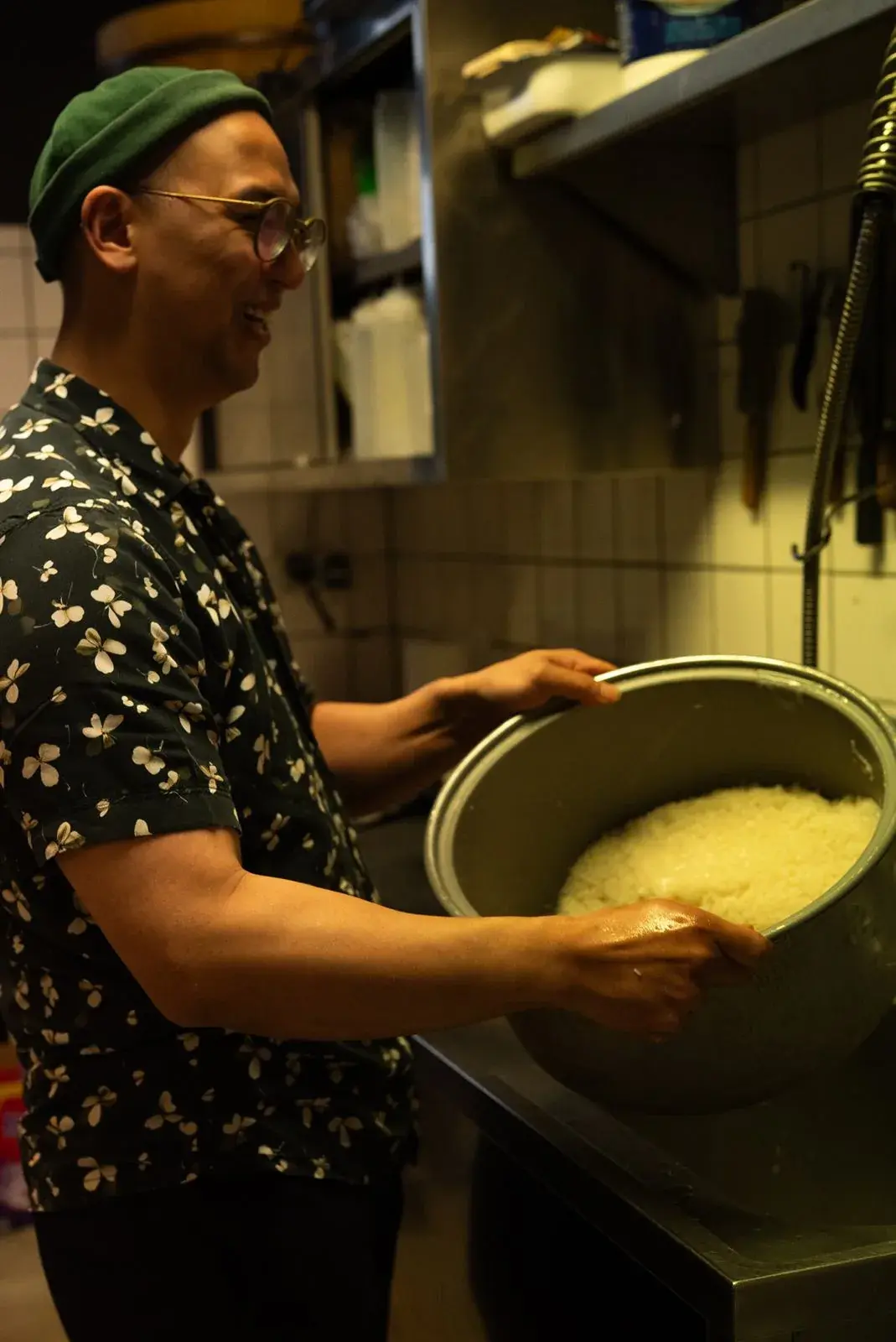 Ducco bereitet frischen Sushi-Reis zu